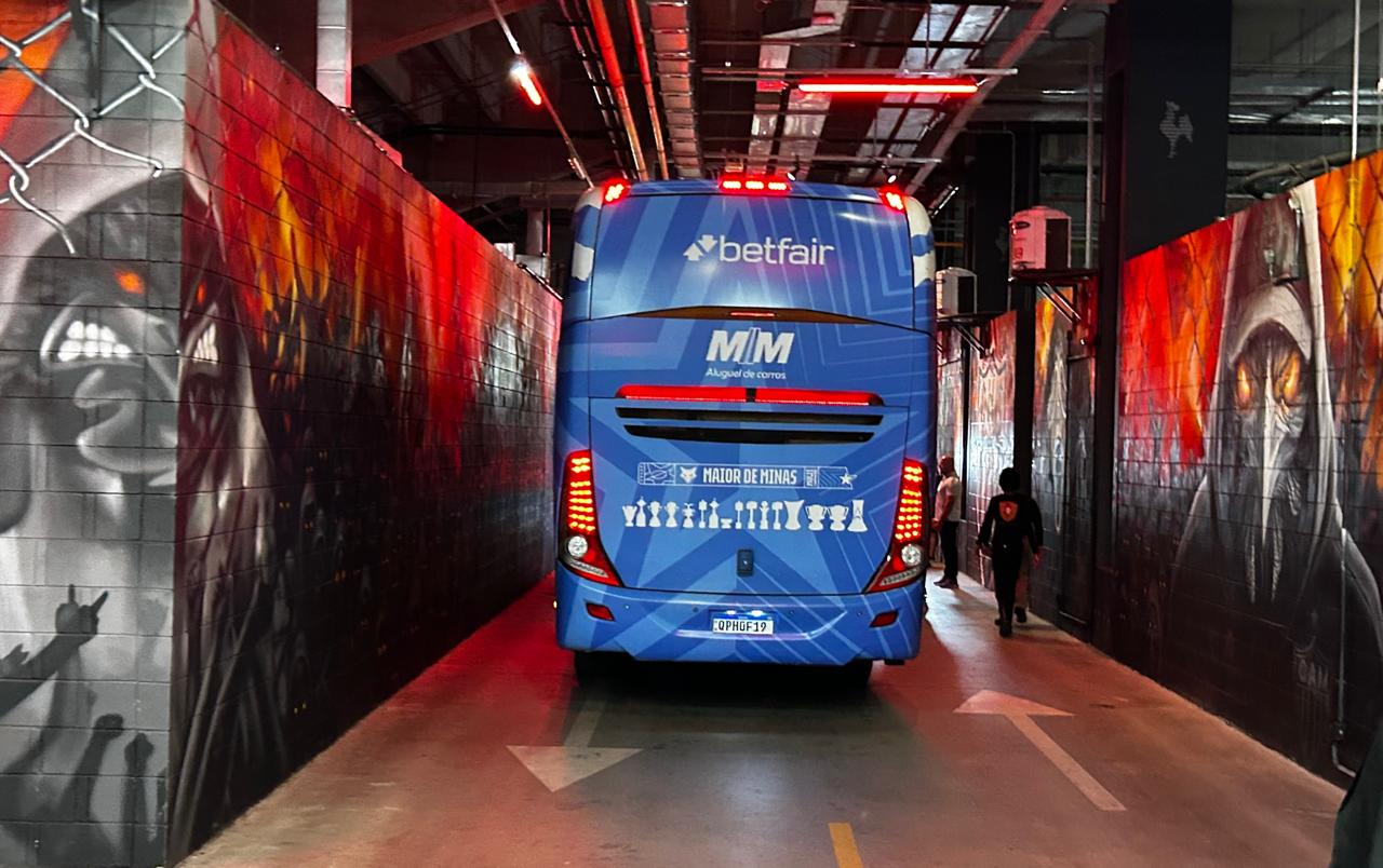 Ônibus do Cruzeiro chega à Arena MRV para clássico sob forte escolta policial; veja